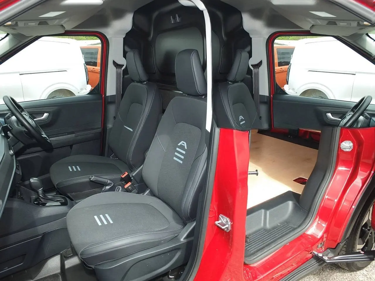 2025 Ford Transit Courier, photo 5