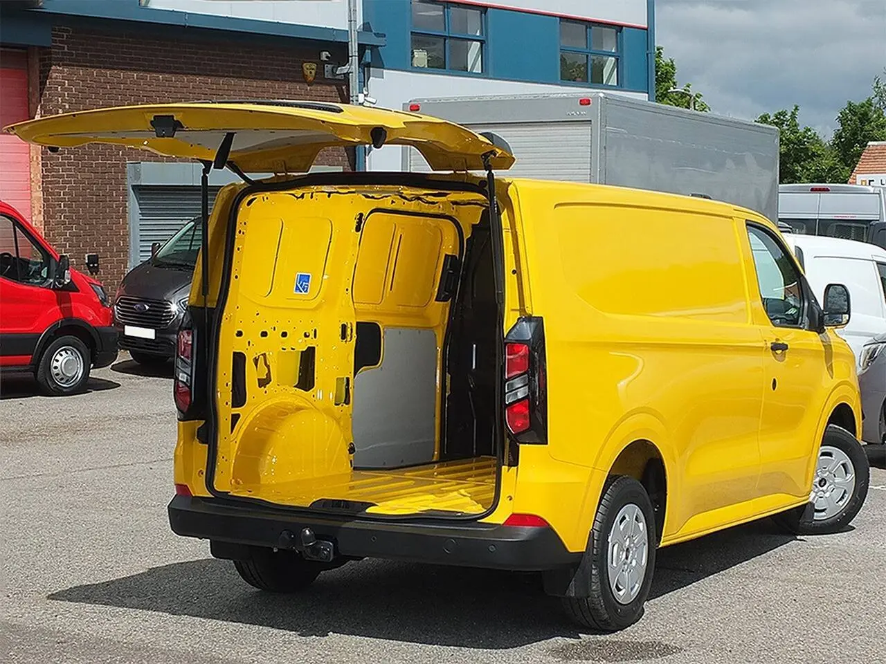 2025 Ford Transit Custom, photo 2