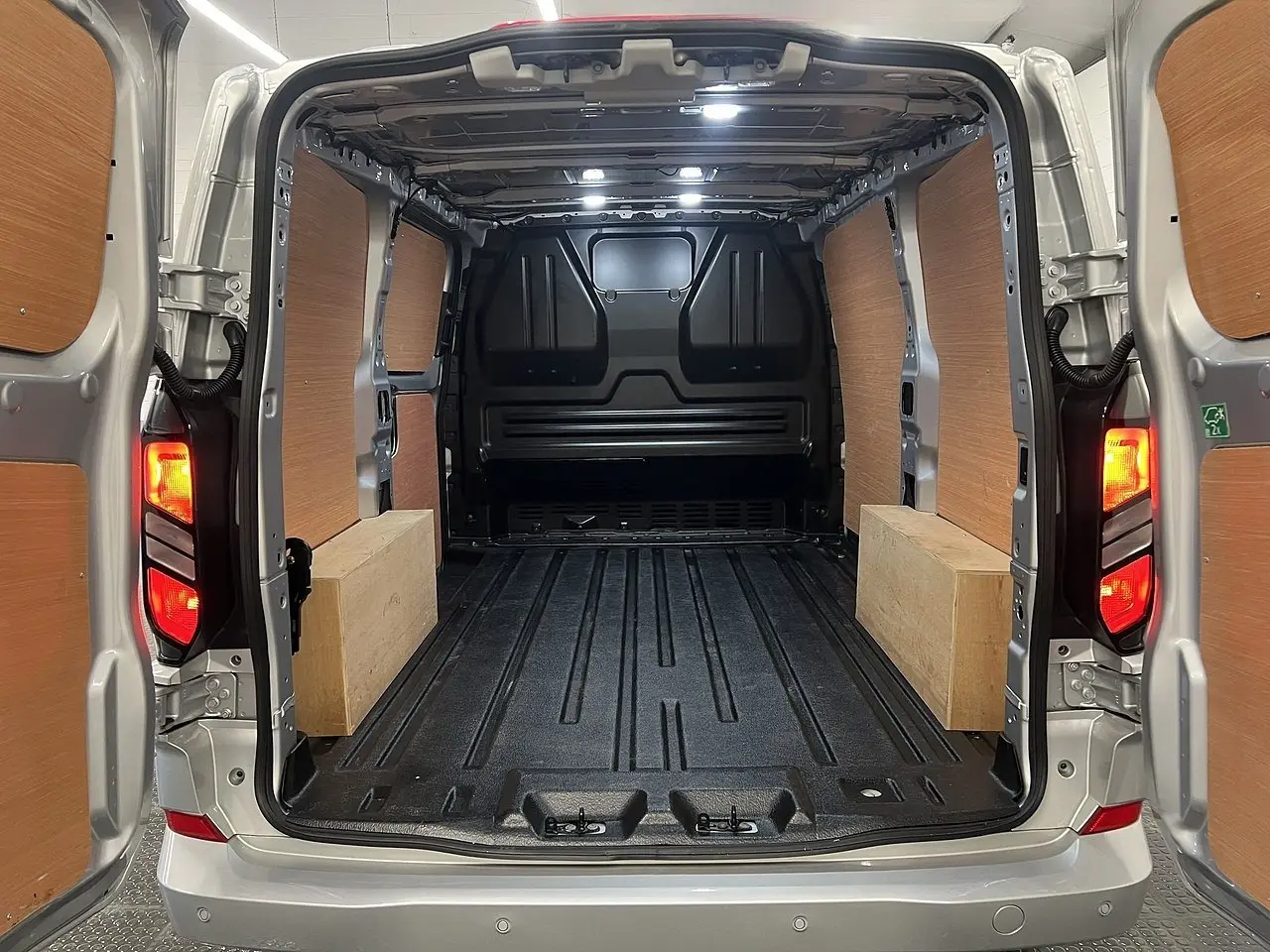2025 Ford Transit Custom, photo 2