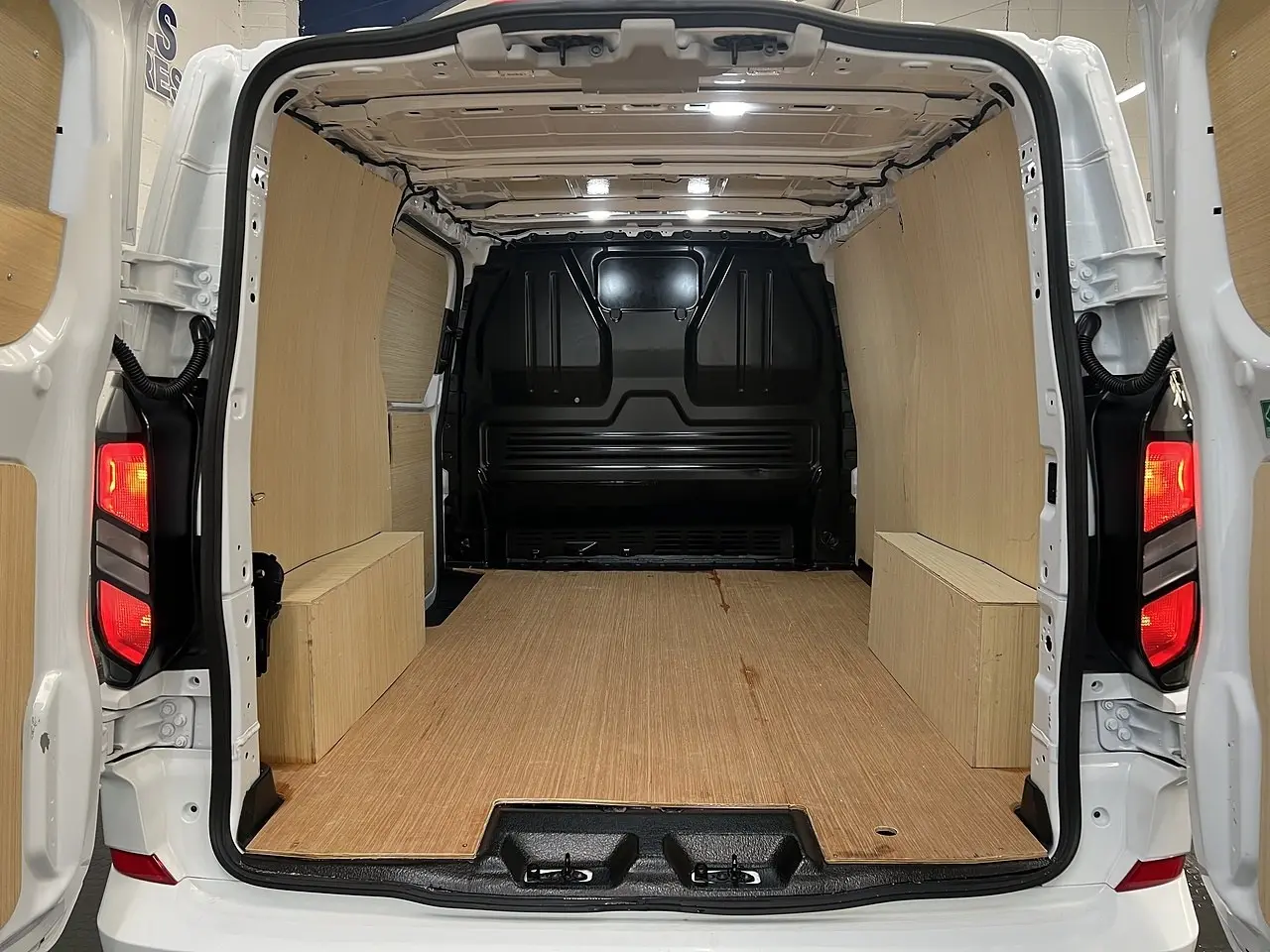 2025 Ford Transit Custom, photo 3