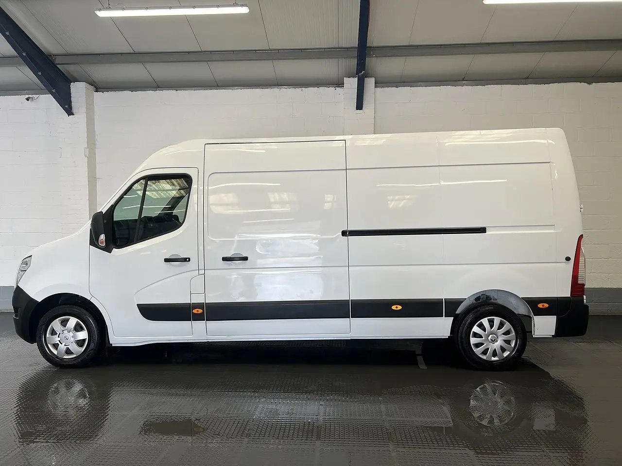 2023 Nissan Interstar